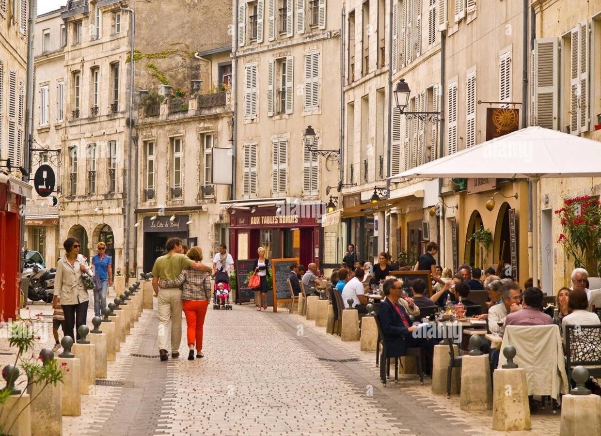 Charmant Cocon Iode Cosy Equipe, Baigne De Lumiere, Situe Au Coeur De La Rochelle A 1Min A Pied Du Marche Central Avec Tv Et Wifi Buitenkant foto