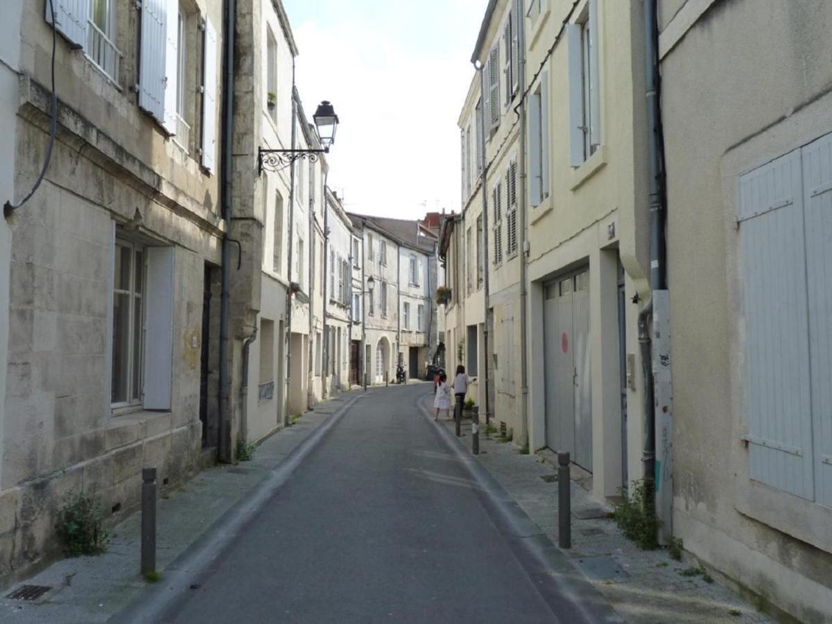 Charmant Cocon Iode Cosy Equipe, Baigne De Lumiere, Situe Au Coeur De La Rochelle A 1Min A Pied Du Marche Central Avec Tv Et Wifi Buitenkant foto